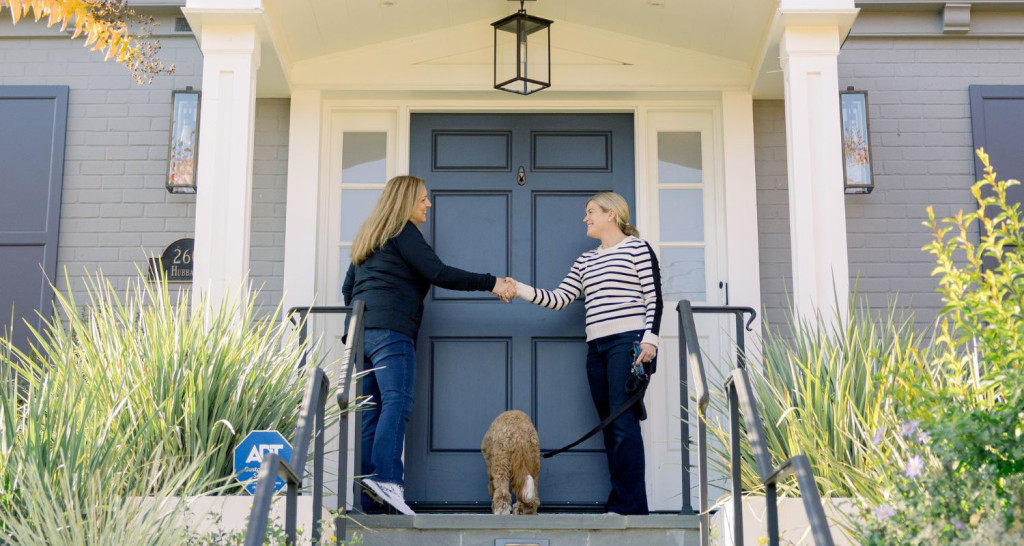 Woman-brings-home-a-rescued-dog-for-the-first-time__ScaleWidthWzEwMjRd