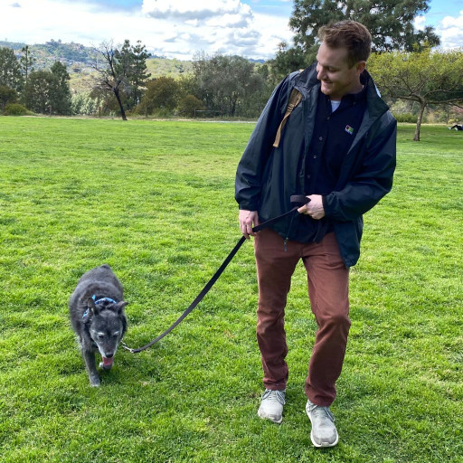 Dog trainer in Los Angeles giving a lesson in a grassy park